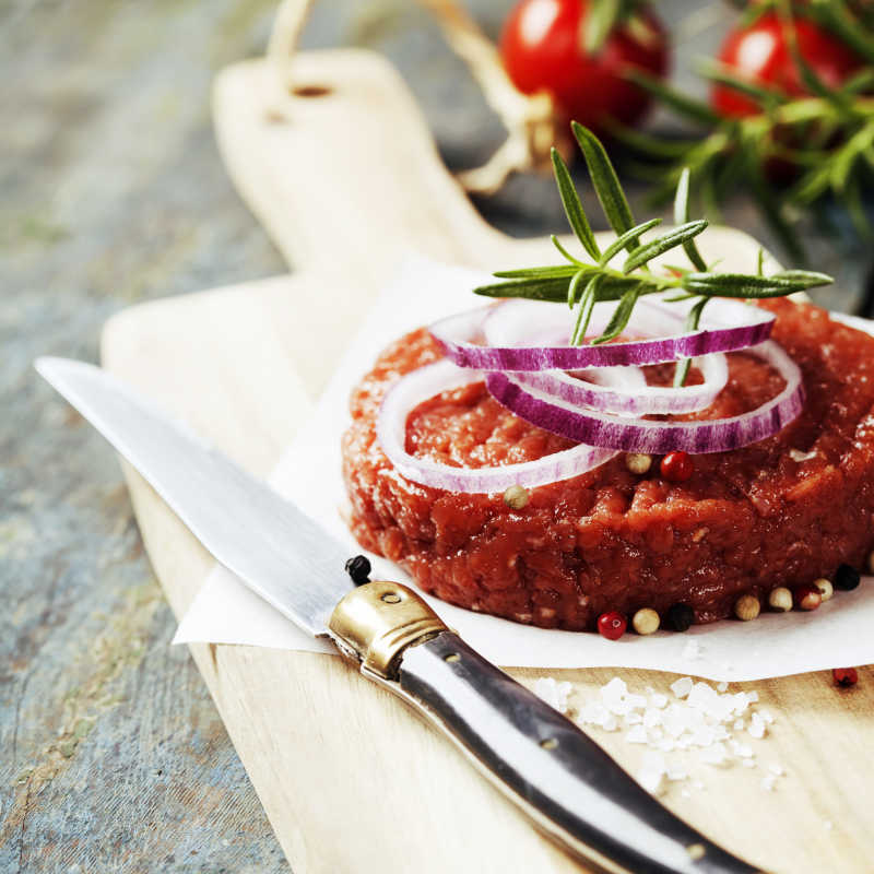 放在老式木板上的新鲜牛排