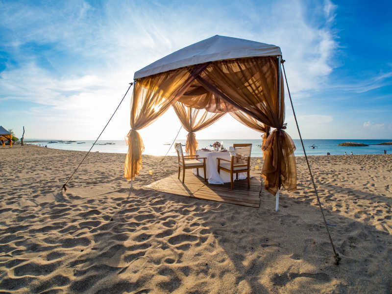 海边搭建的棚浪漫的晚餐