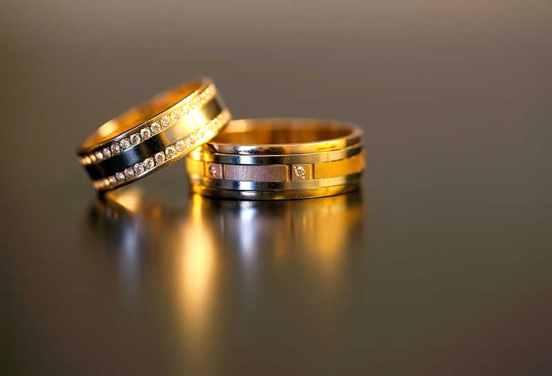 桌子上的简约情侣戒指