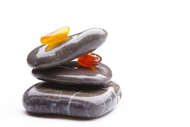 白色背景上鹅卵石