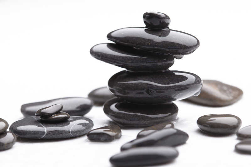 黑色的鹅卵石沾着水