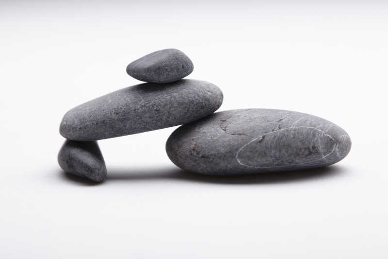 白色背景上的温泉鹅卵石