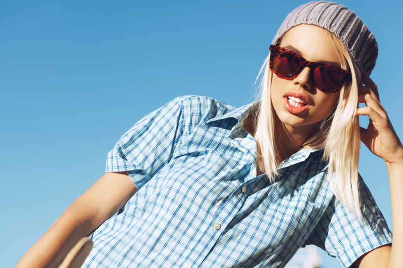 穿蓝色格子衬衫的年轻女孩