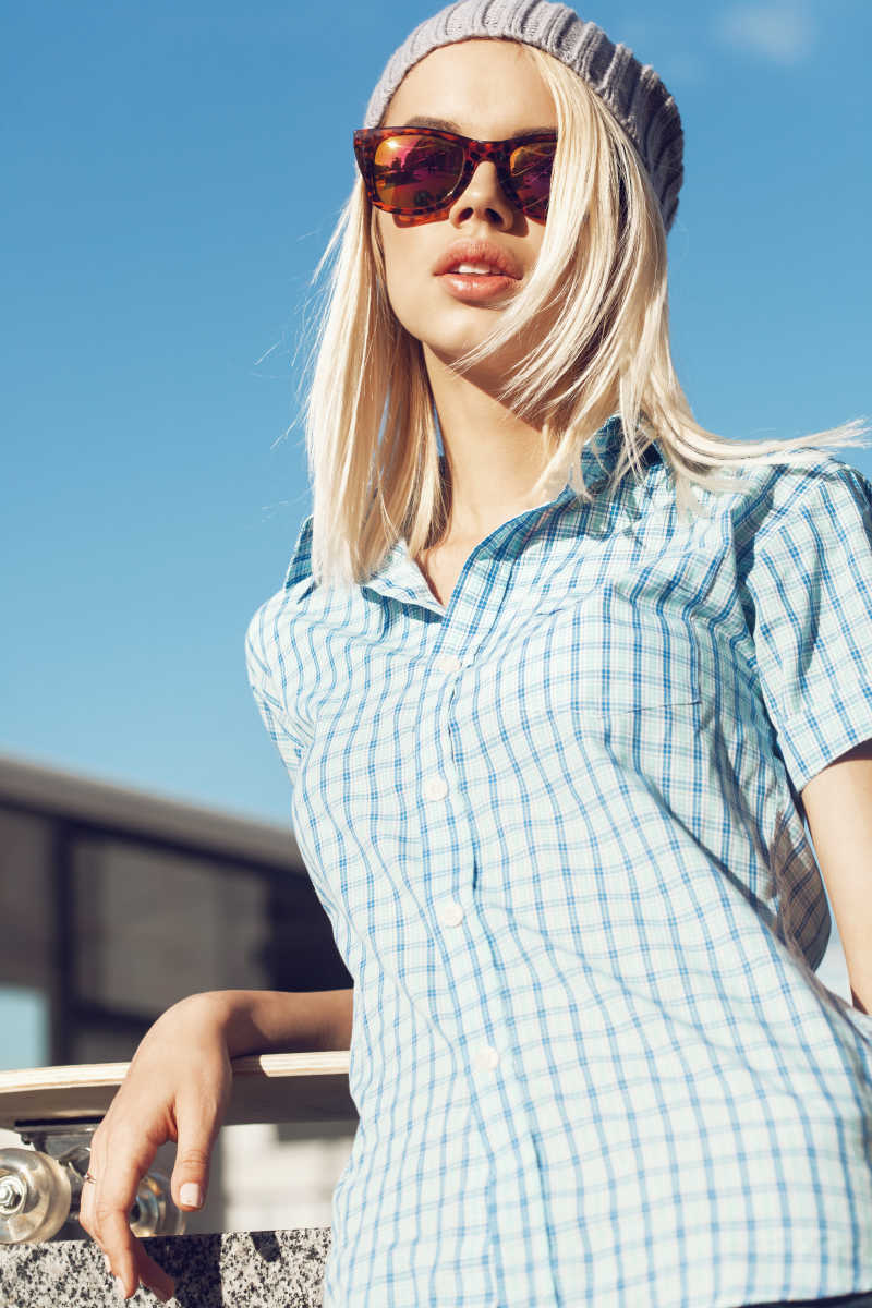 户外带着墨镜的年轻女孩