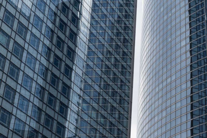 玻璃幕墙的现代办公大楼