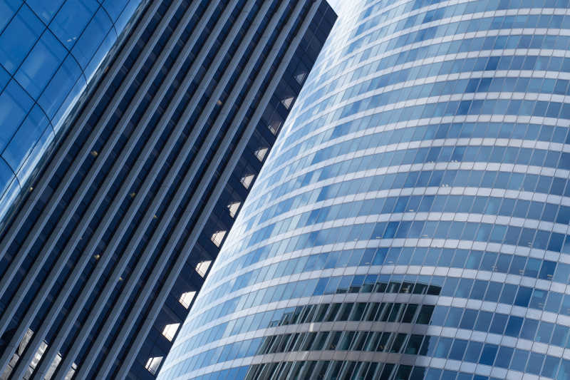 高楼大厦的玻璃立面图