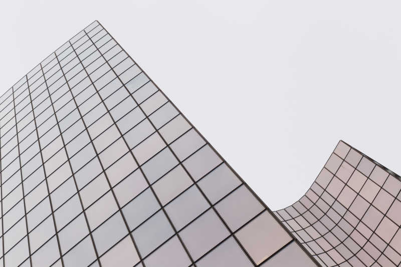 现代建筑外的玻璃幕墙