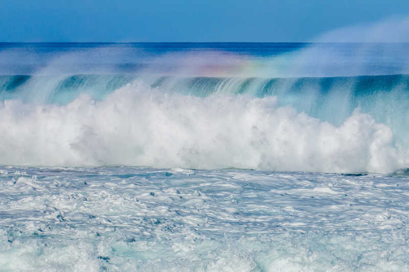 海水在阳光映射下行程的彩虹
