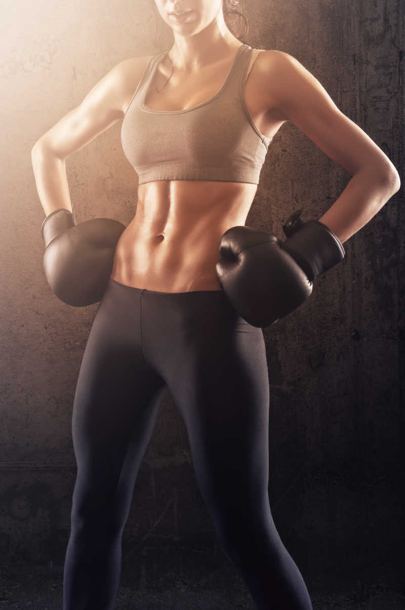 带着拳击手套的女子