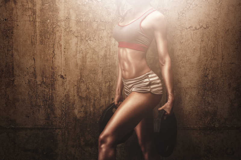 持有重量钢板的女子