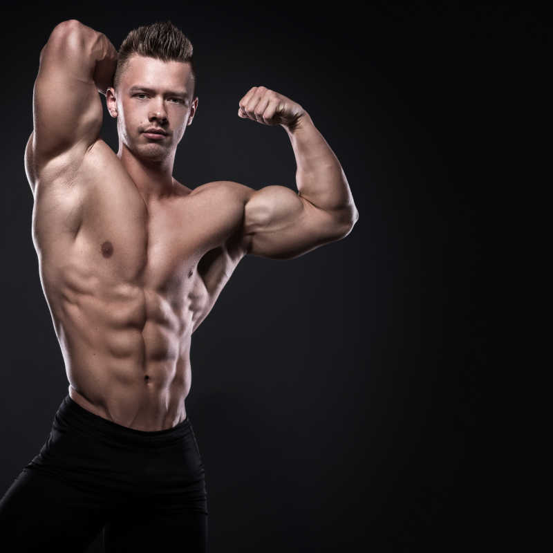 年轻的健美运动员