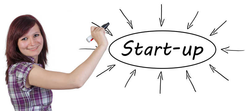 年轻女孩在白板上画信息概念