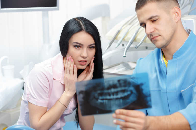 给女孩X光的男牙医