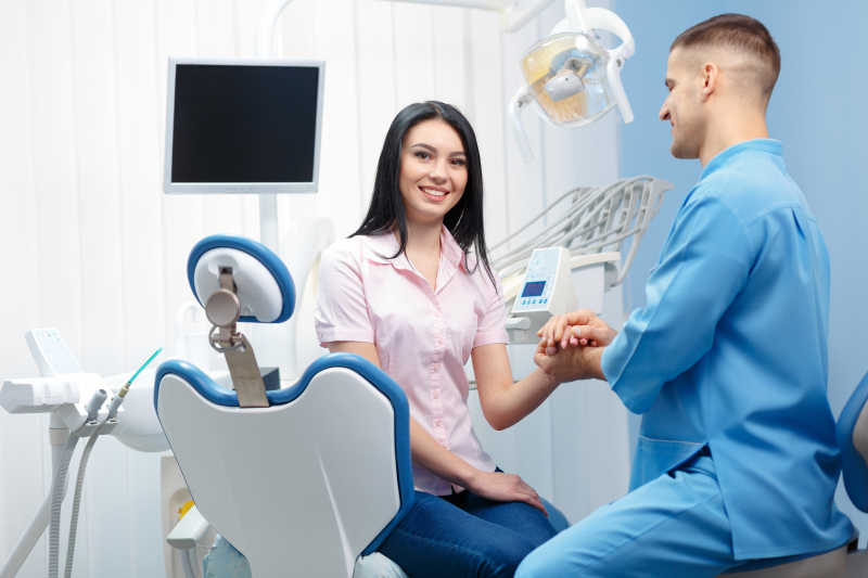 牙医与妇女握手