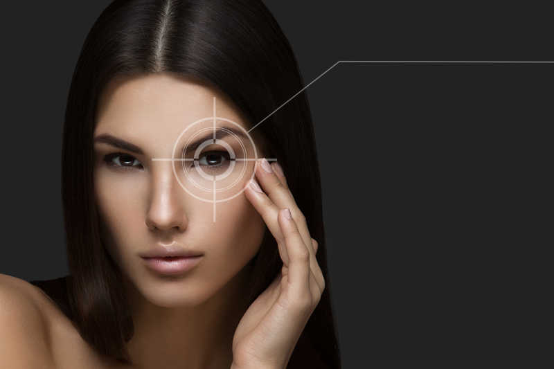 美女与科技感十足的园