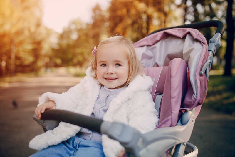 坐在婴儿车中很漂亮的女孩