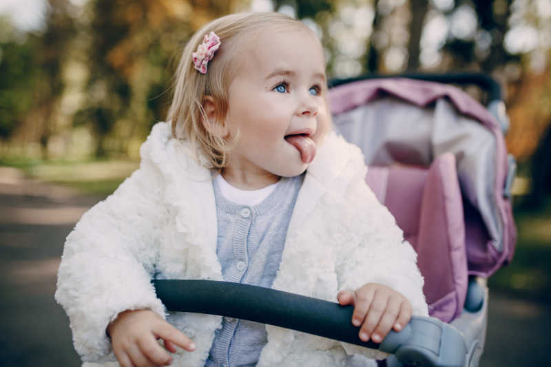 吐着舌头的漂亮的女孩