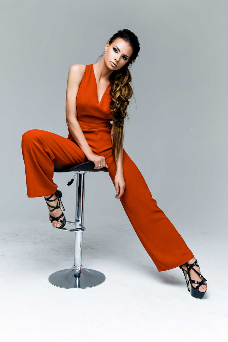 穿着连体裤的时尚美女