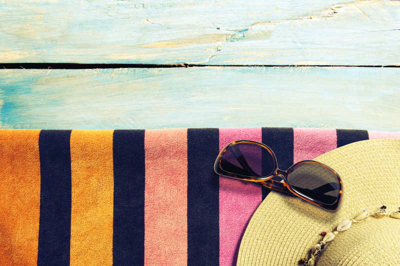 木板上的太阳镜遮阳帽