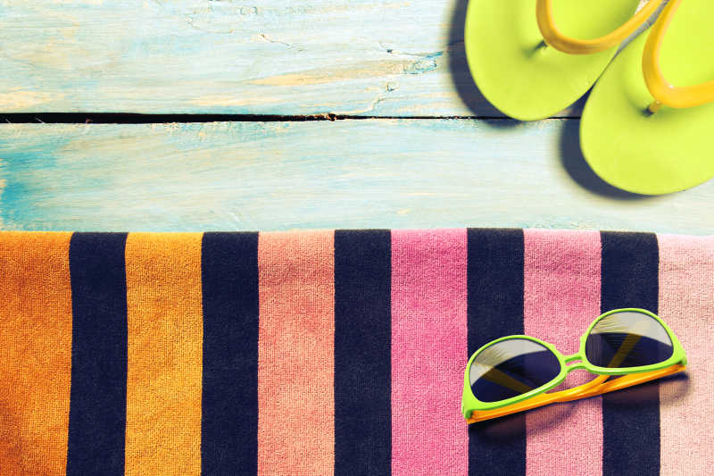 绿色拖鞋与太阳镜