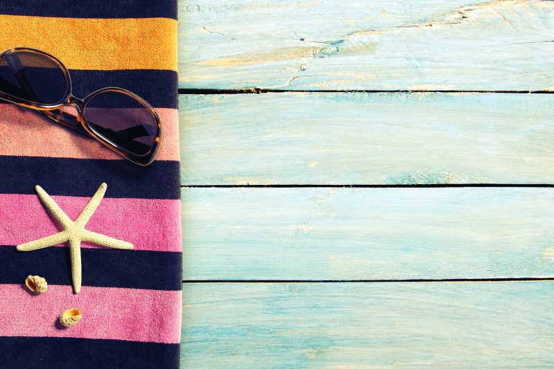 放在毛巾上的太阳镜与海星