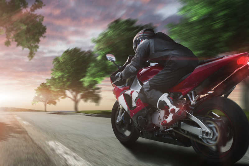 男子在公路上赛摩托车