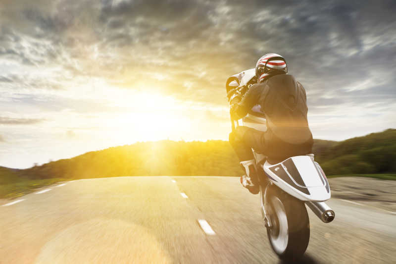 男子在公路上骑摩托车