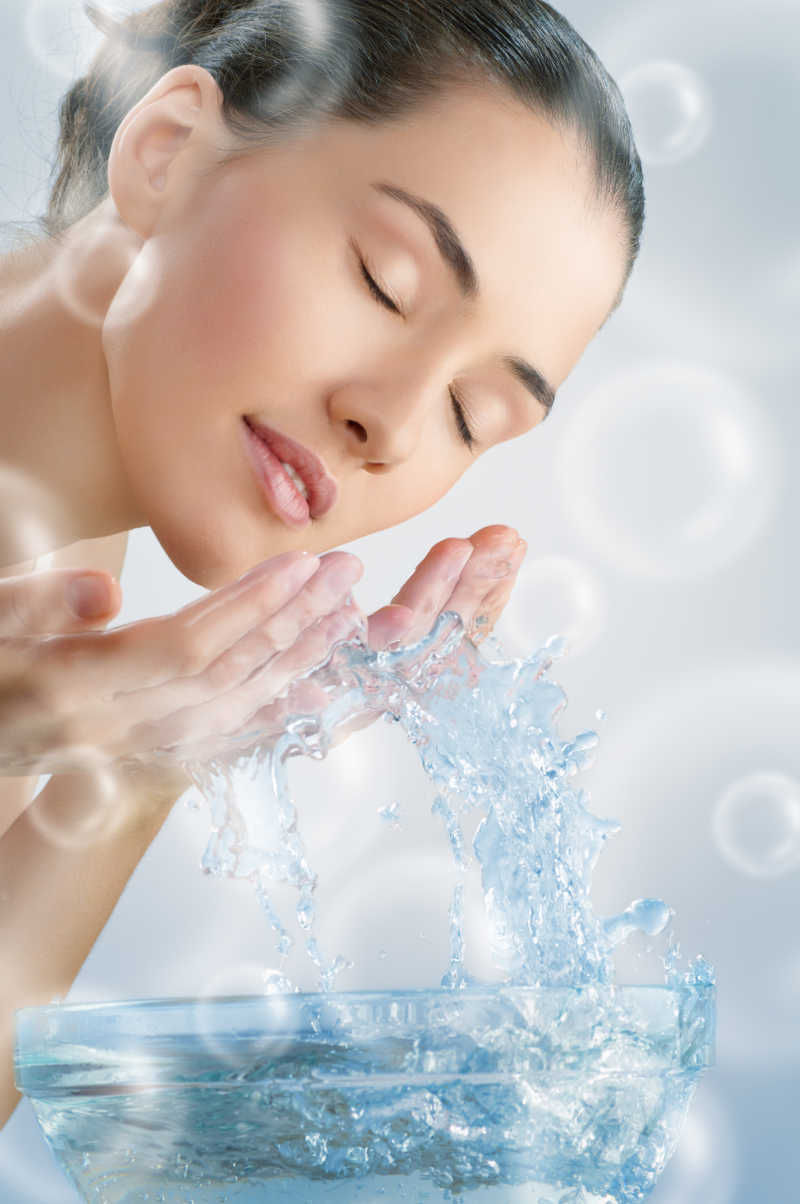 美丽的女士在洗脸