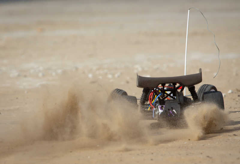 跑的尘土飞扬的玩具遥控赛车