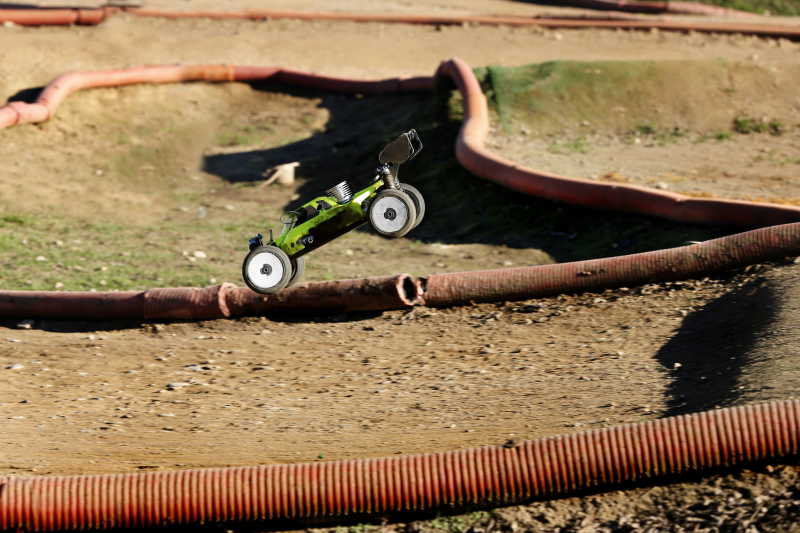 在赛道上奔驰的的遥控玩具赛车
