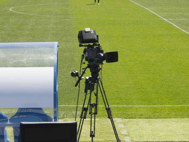 球场上放着一台摄影机