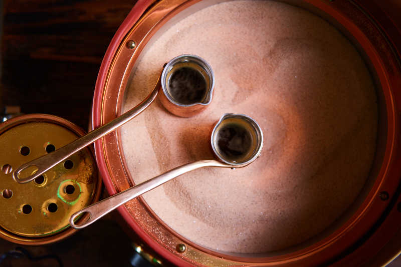 放在沙中加热的土耳其咖啡