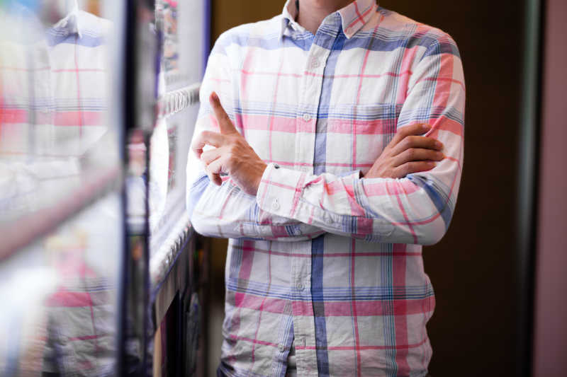 靠着自动购物机的男人