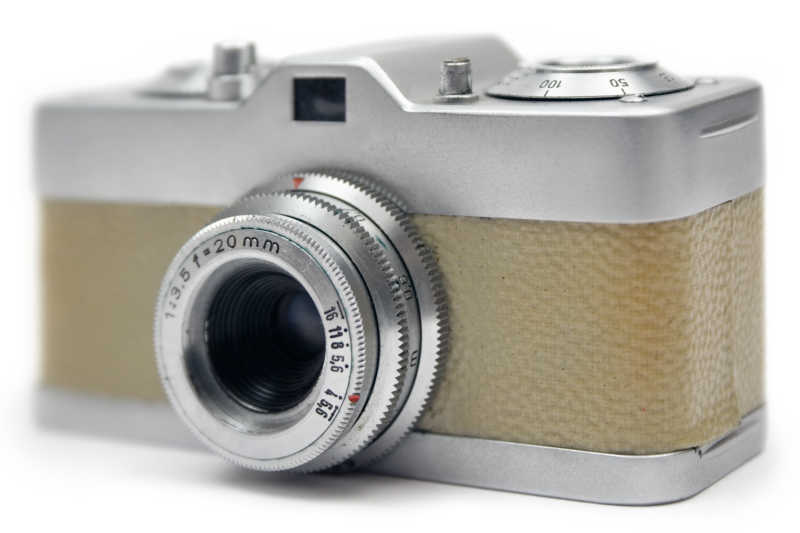 白色背景下的相机