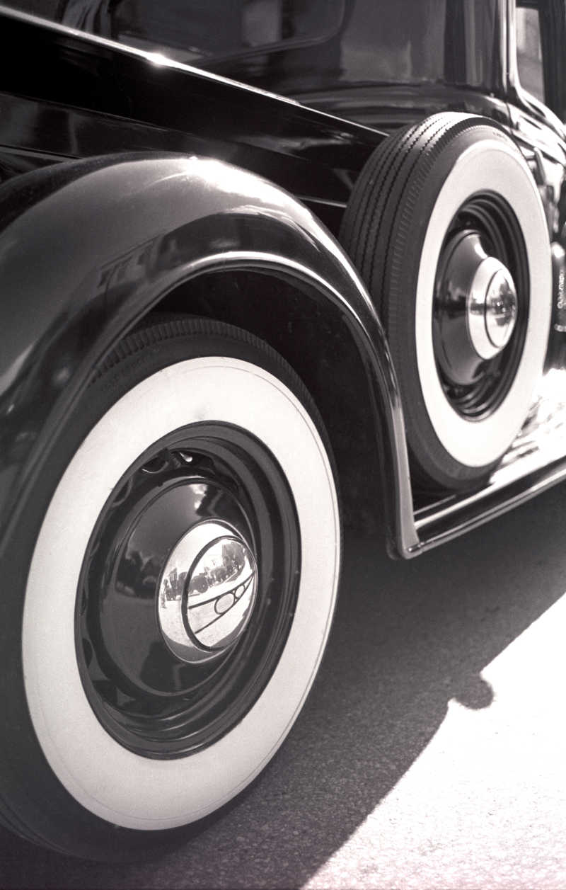 复古老爷车轮胎黑白