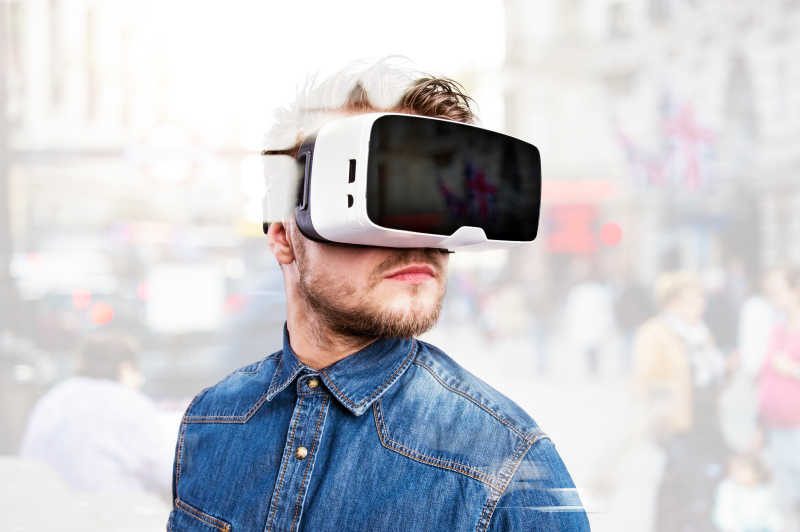 在户外带着3D虚拟眼镜的男人