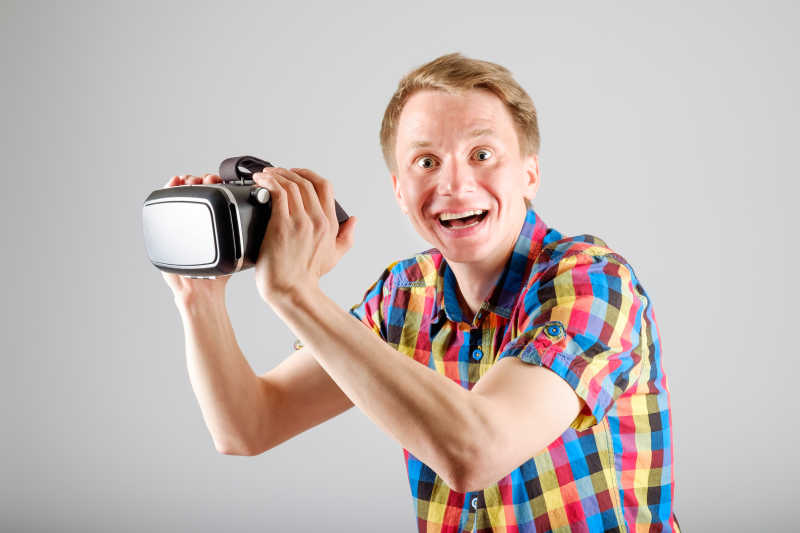 双手拿着3D虚拟眼镜一脸惊喜的男人