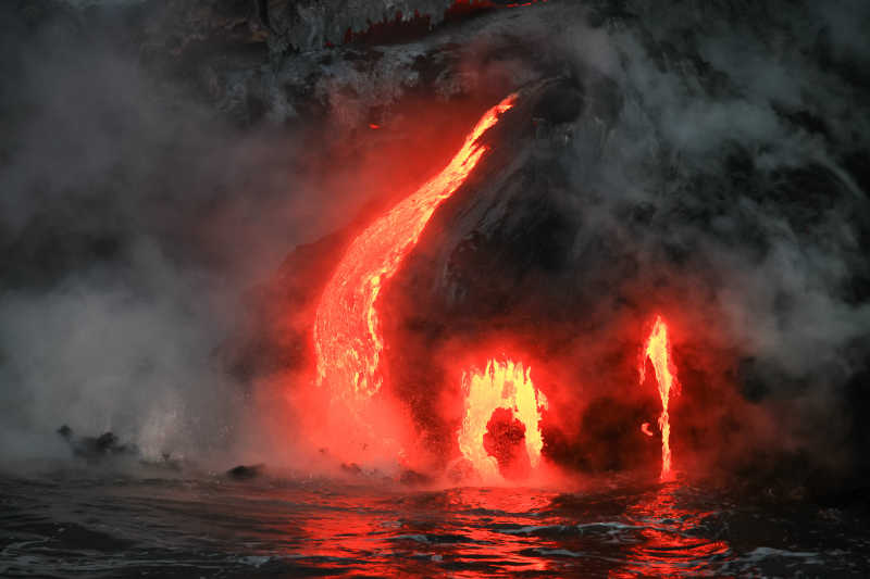 火山喷发后炽热熔岩顺流入了大海里
