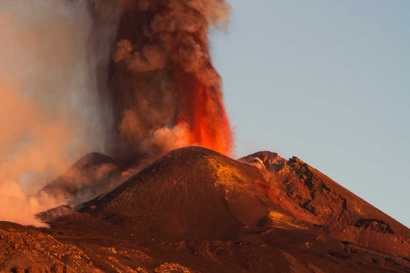 火山喷发冒着巨大的黑烟