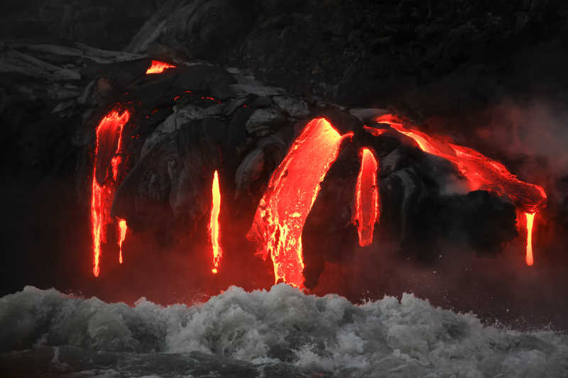 火山爆发后炽热熔岩流入海中