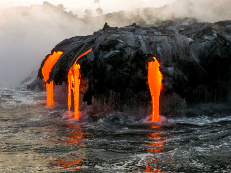火山喷发岩浆留到水里