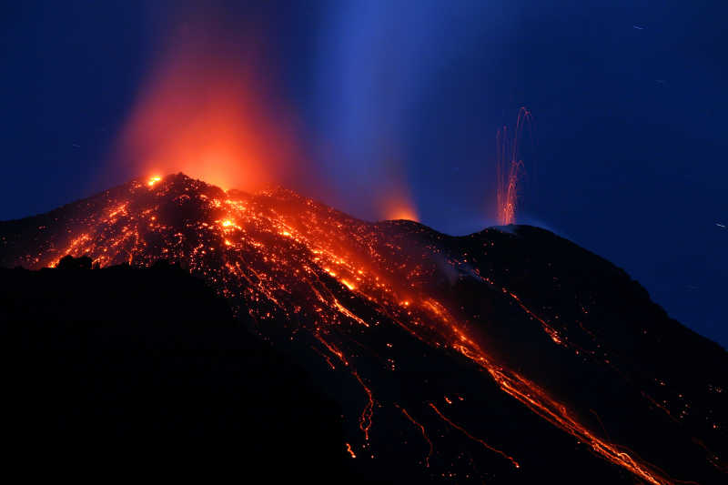 山顶喷发火山图片
