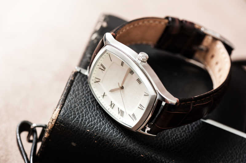 放在皮包上面精致的豪华手表