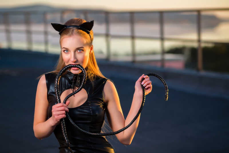咬着鞭子的猫装女人