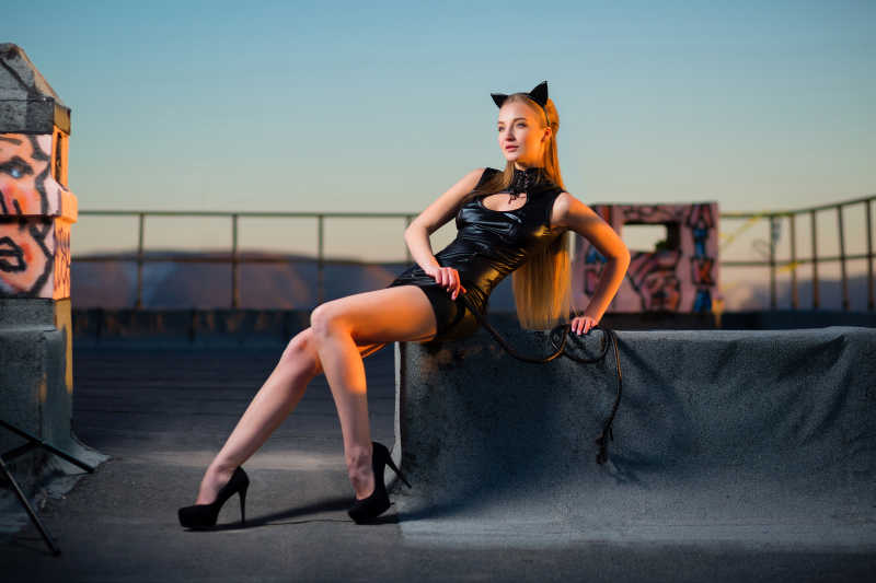 露出性感大腿的猫装女人