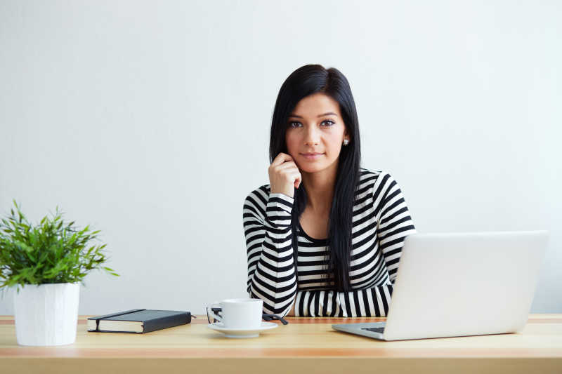 用笔记本电脑工作的美女