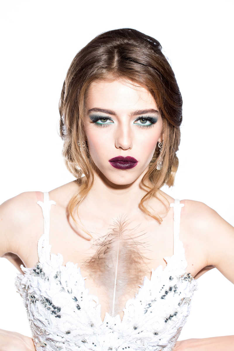 白色背景下的年轻时尚美女