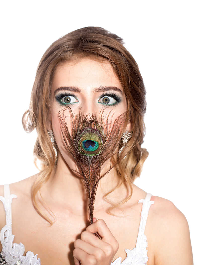 性感美女拿着羽毛遮着嘴唇