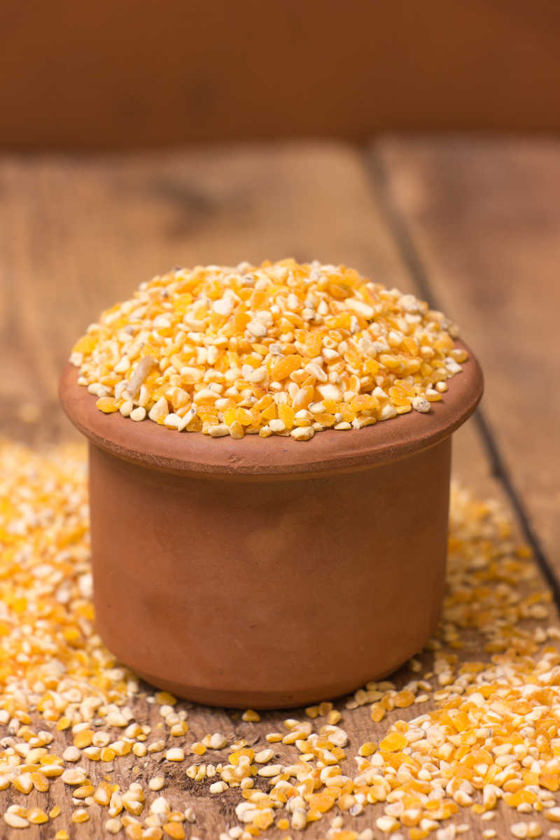 黄色的玉米碴子