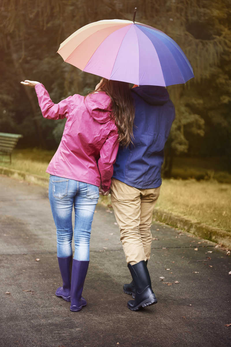 雨中漫步情侣打伞图片图片